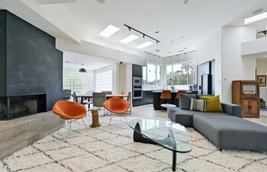 Living area - Modern Luxury w/Zen garden - 5 min walk from Lake Austin (Austin)