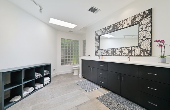 Room - Modern Luxury w/Zen garden - 5 min walk from Lake Austin (Austin)