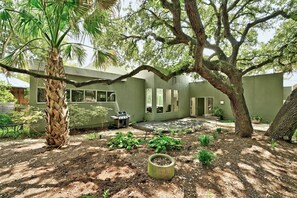 Terrace/patio - Modern Luxury w/Zen garden - 5 min walk from Lake Austin (Austin)