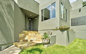 Exterior detail - Modern Luxury w/Zen garden - 5 min walk from Lake Austin (Austin)