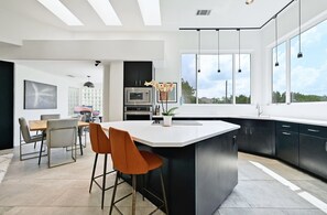 Private kitchen - Modern Luxury w/Zen garden - 5 min walk from Lake Austin (Austin)