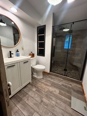 Dusche, Haartrockner, Handtücher, Seife