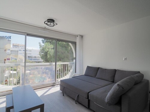 Attractive, large T3 in town center with WIFI, private parking, shops and port just a few...