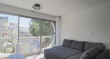 Attractive, large T3 in town center with WIFI, private parking, shops and port just a few...