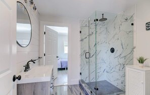 Douche, sèche-cheveux, serviettes fournies