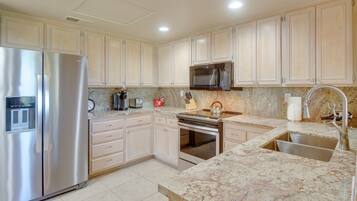 Fridge, microwave, stovetop, dishwasher