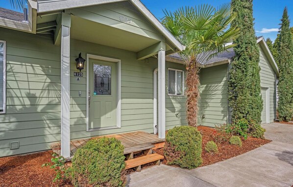 Exterior detail - Happy Valley Home, Game Room, & 8 beds! (Happy Valley)