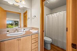 Combined shower/tub, hair dryer, towels, soap - Happy Valley Home, Game Room, & 8 beds! (Happy Valley)