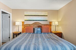 2 bedrooms, desk, iron/ironing board, free WiFi - Fort Marcy 32 | Walk to Plaza | Fireplace | Kitchen | Hot Tub | Pool | End Unit | Single Level (Santa Fe)