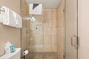 Combined shower/tub, hair dryer, towels - Fort Marcy 32 | Walk to Plaza | Fireplace | Kitchen | Hot Tub | Pool | End Unit | Single Level (Santa Fe)