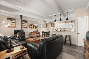 Smart TV, fireplace, DVD player, books - Updated Kitchen, Fireplace, Fantastic Location Near The Plaza (Santa Fe)