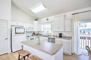 Geladeira, micro-ondas, cooktop, lava-louças