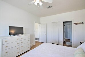 3 Schlafzimmer, Schreibtisch, Bügeleisen/Bügelbrett
