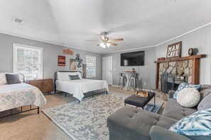 3 bedrooms, iron/ironing board, free WiFi, bed sheets - Spacious 4-Bedroom Retreat & Pet-Friendly Fenced Yard! (Warner Robins)