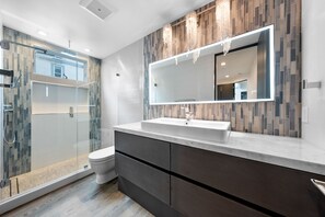 Combined shower/tub, towels, soap, shampoo