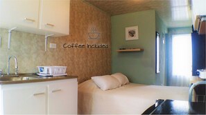 1 habitación, escritorio, tabla de planchar con plancha y cuna de viaje 