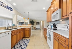 冰箱、微波炉、烤箱、炉灶