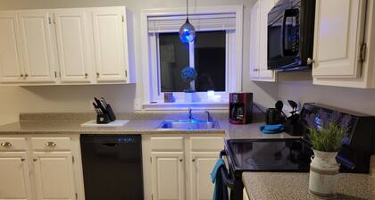 10 min to all beaches! Above grnd pool! Sm dog friendly