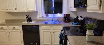 10 min to all beaches! Above grnd pool! Sm dog friendly