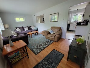 Een smart-tv en een tafeltennistafel