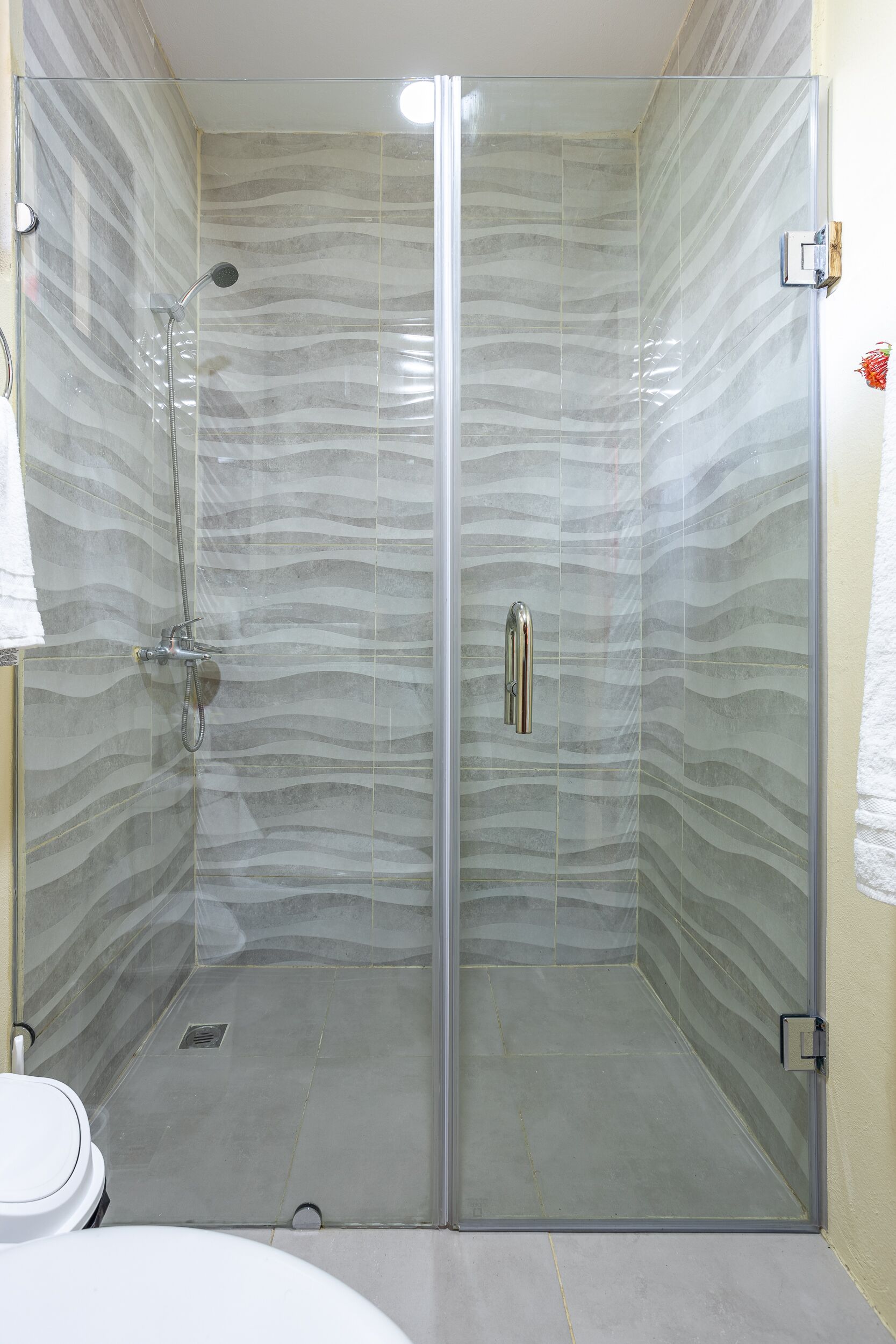 Shower, rainfall showerhead, free toiletries, towels
