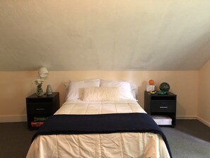 4 bedrooms, desk, iron/ironing board, WiFi