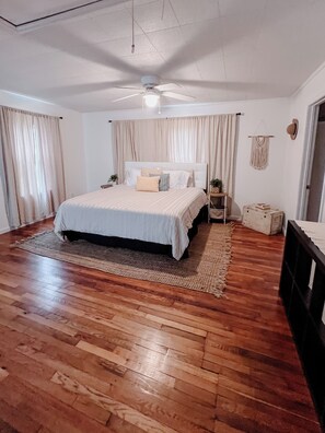 4 bedrooms, in-room safe, desk, WiFi - Bright and Spacious Maple Fork (Mt Hope)