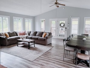 TV, table football, books - Bright and Spacious Maple Fork (Mt Hope)