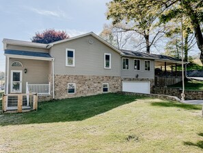 Exterior - Bright and Spacious Maple Fork (Mt Hope)