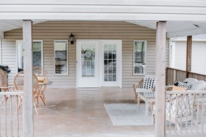 Outdoor dining - Bright and Spacious Maple Fork (Mt Hope)