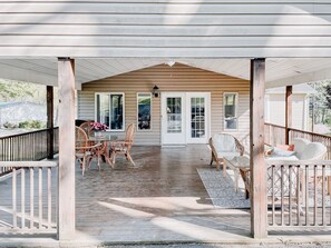 Outdoor dining - Bright and Spacious Maple Fork (Mt Hope)