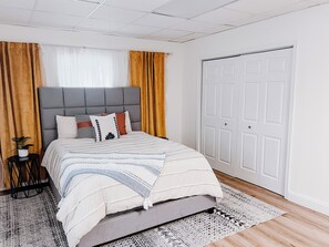 4 bedrooms, in-room safe, desk, WiFi