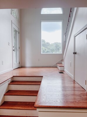 Interior - Bright and Spacious Maple Fork (Mt Hope)