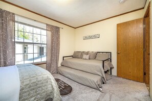 2 bedrooms, desk, iron/ironing board, free WiFi