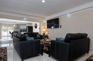 Smart TV - Beautiful fully gated private home with resort like amenities (Noord)