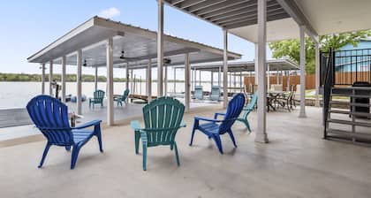 Sunset Escape l
Breathtaking views + fun amenities l
Pet Friendly - New Flooring