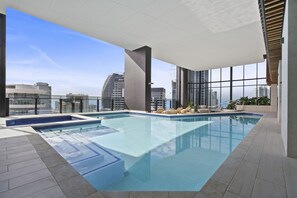 Alberca al aire libre y camastros