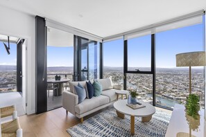 2 Bedroom High Floor (Level 40+) | Wohnbereich | 40-Zoll-Smart-TV mit Digitalempfang, Fernseher
