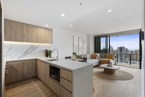 2 Bedroom Ocean View | 2 bedrooms, individually decorated, individually furnished - Broadbeach Casino Private Apartment GCLR (Broadbeach)