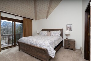 3 bedrooms, WiFi, bed sheets - Free Ski Shuttle, Cozy Condo, Hot Tub, Pool! (Durango)