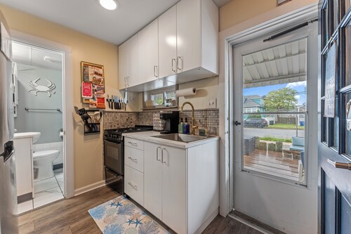 Pet Friendly/Private Porch/Tub + NFLX  1BR 1BA