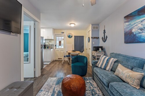 Pet Friendly/Private Porch/Tub + NFLX  1BR 1BA