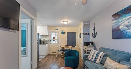 Pet Friendly/Private Porch/Tub + NFLX 1BR 1BA