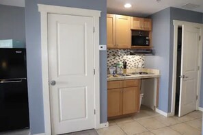 Fridge, microwave, stovetop, coffee/tea maker