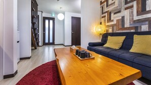 Maison en rangée Ville | Aire de séjour | Téléviseur à écran plat de 55 po avec télévision numérique, téléviseur