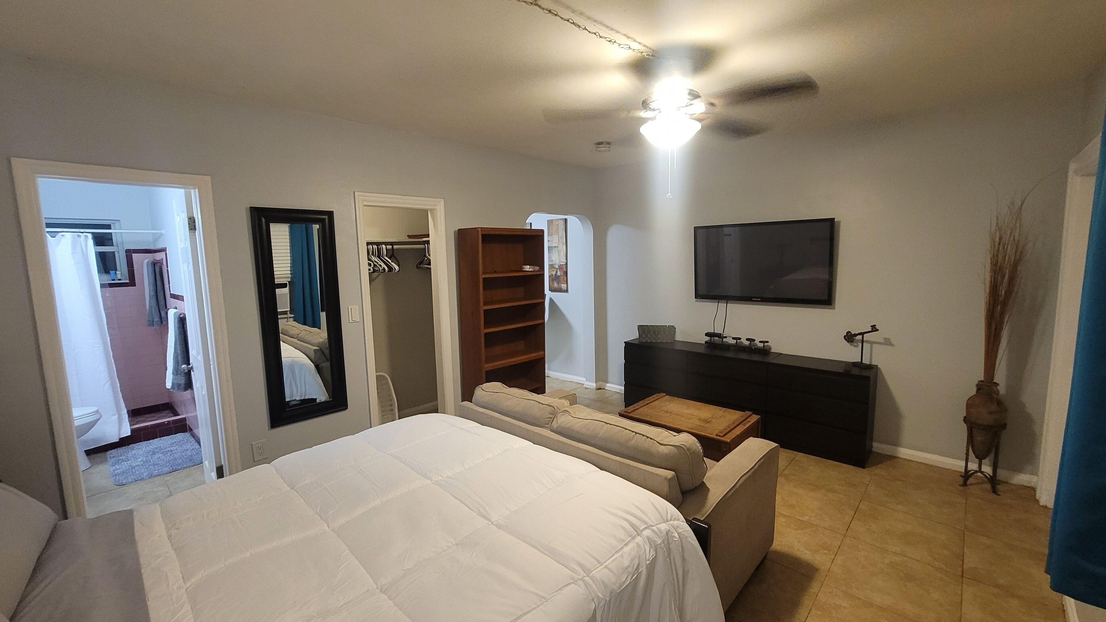 Deluxe Studio Suite | Individually decorated, individually furnished, desk, laptop workspace