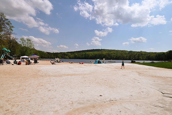 Chaises longues, serviettes de plage