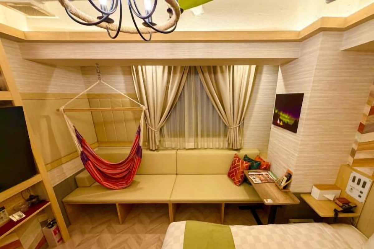 Habitación Deluxe, 1 cama Queen size y sofá cama, para no fumadores | Cortinas blackout, insonorización, wifi y ropa de cama
