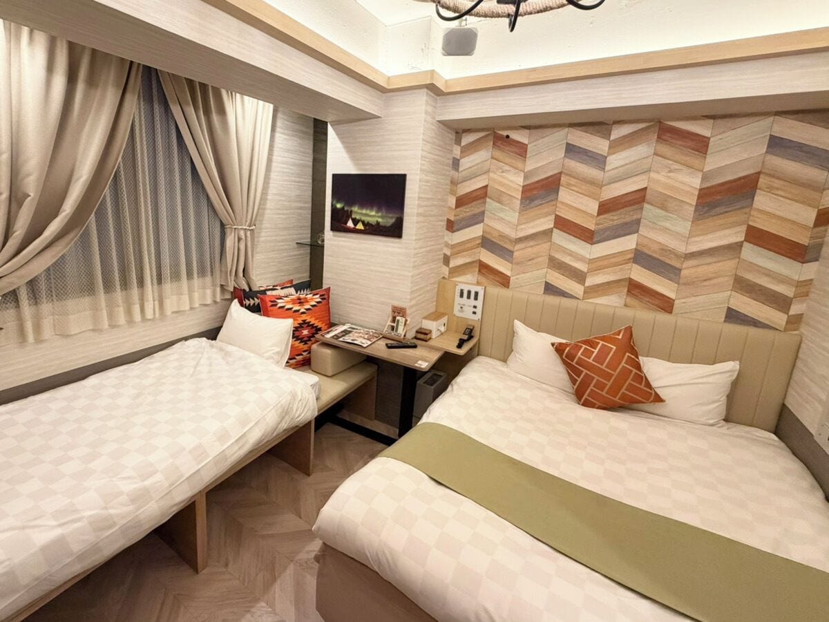 デラックス ルーム クイーンベッド 1 台ソファーベッド付き 禁煙 | 遮光カーテン、防音設備、WiFi、ベッドシーツ