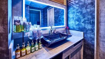 家庭雙人房, 4 間臥室, 非吸煙房 | 浴室 | 淋浴/浴缸二合一、吹風機、浴袍、拖鞋